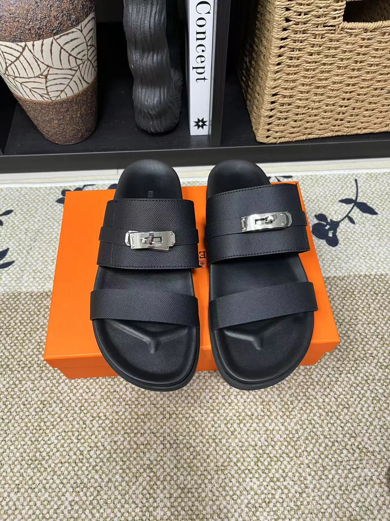 P300 Hermes men's Kazimir slippers - top-quality woven calfskin functional sandals with interwoven uppers inspired by the "H" iconic pattern to create a casual look, perfect for summer. Imported cowhide + cowhide lining + TUP outsole Size: 36-46 couple model